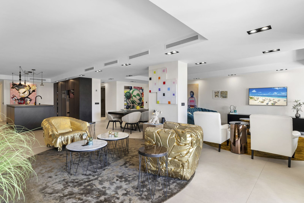 4 Bedroom Apartment for Sale in Puerto Banús — 9
