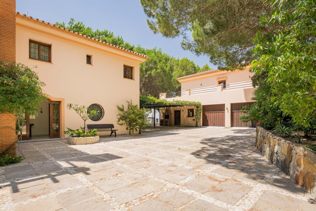 9 Bedroom Villa for Sale in Ojén — 9