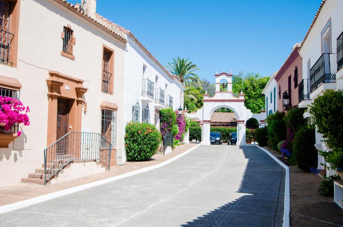 3 Bedroom Villa for Sale in Guadalmina Baja