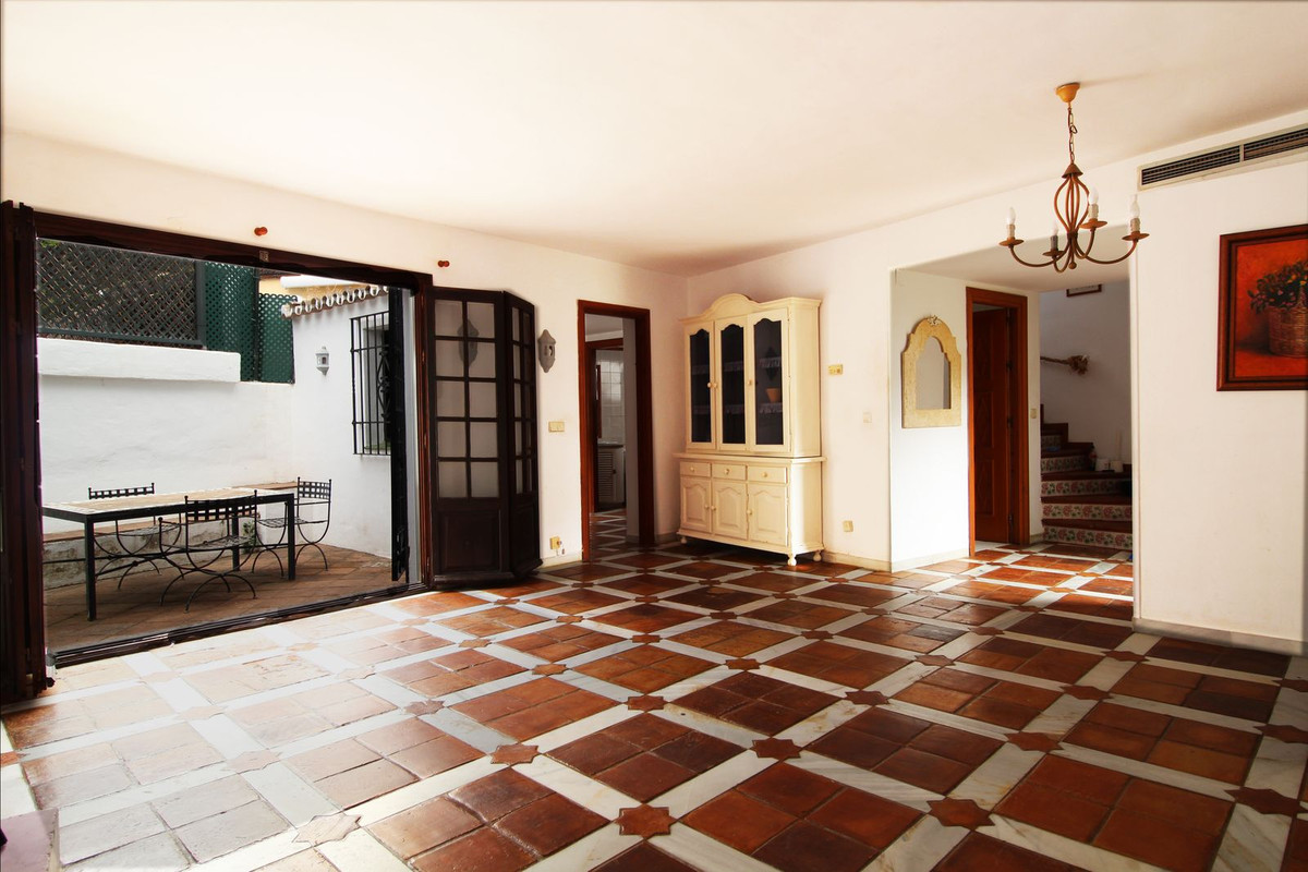 3 Bedroom Villa for Sale in Guadalmina Baja — 2