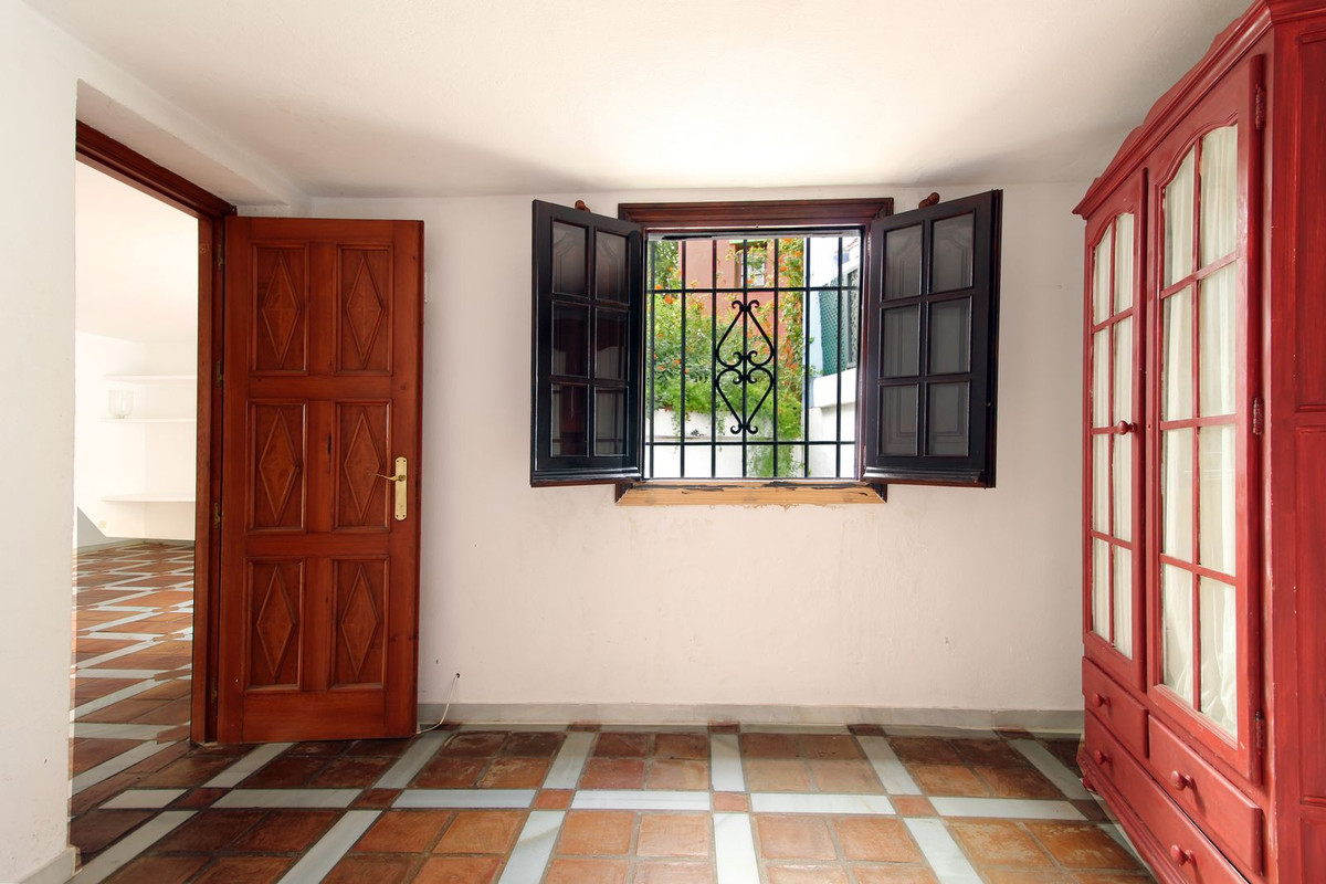 3 Bedroom Villa for Sale in Guadalmina Baja — 8
