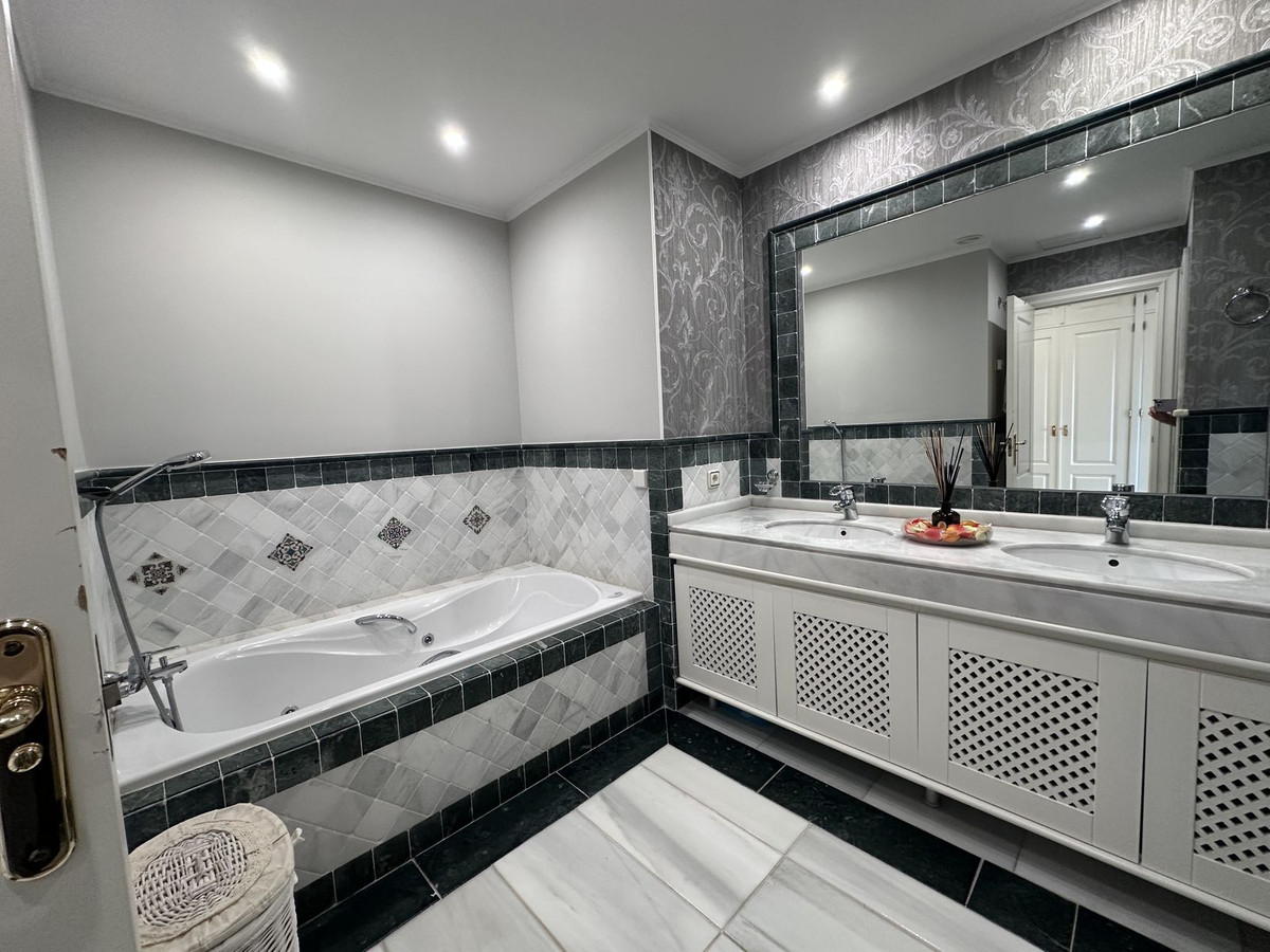 4 Bedroom Apartment for Sale in The Golden Mile — view 10
