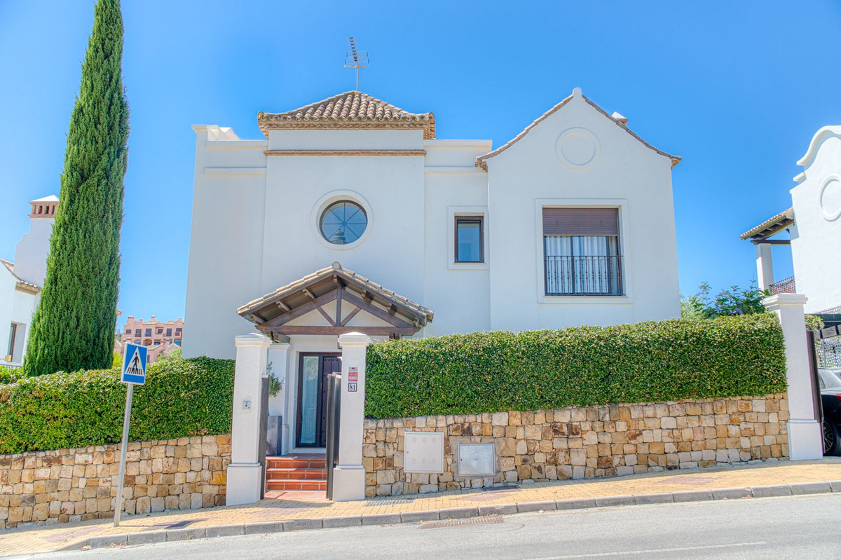 3 Bedroom Villa for Sale in Estepona — view 8