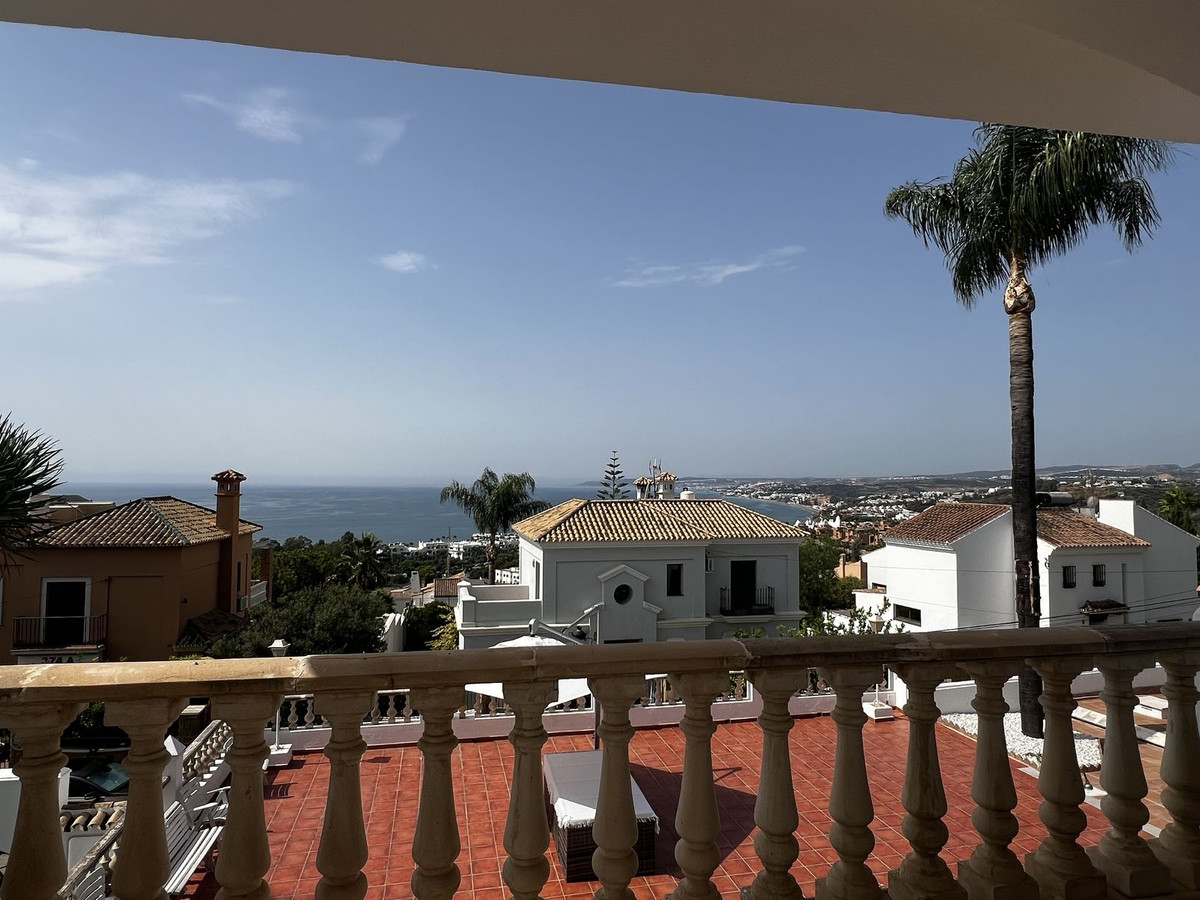 5 Bedroom Villa for Sale in Estepona — 8