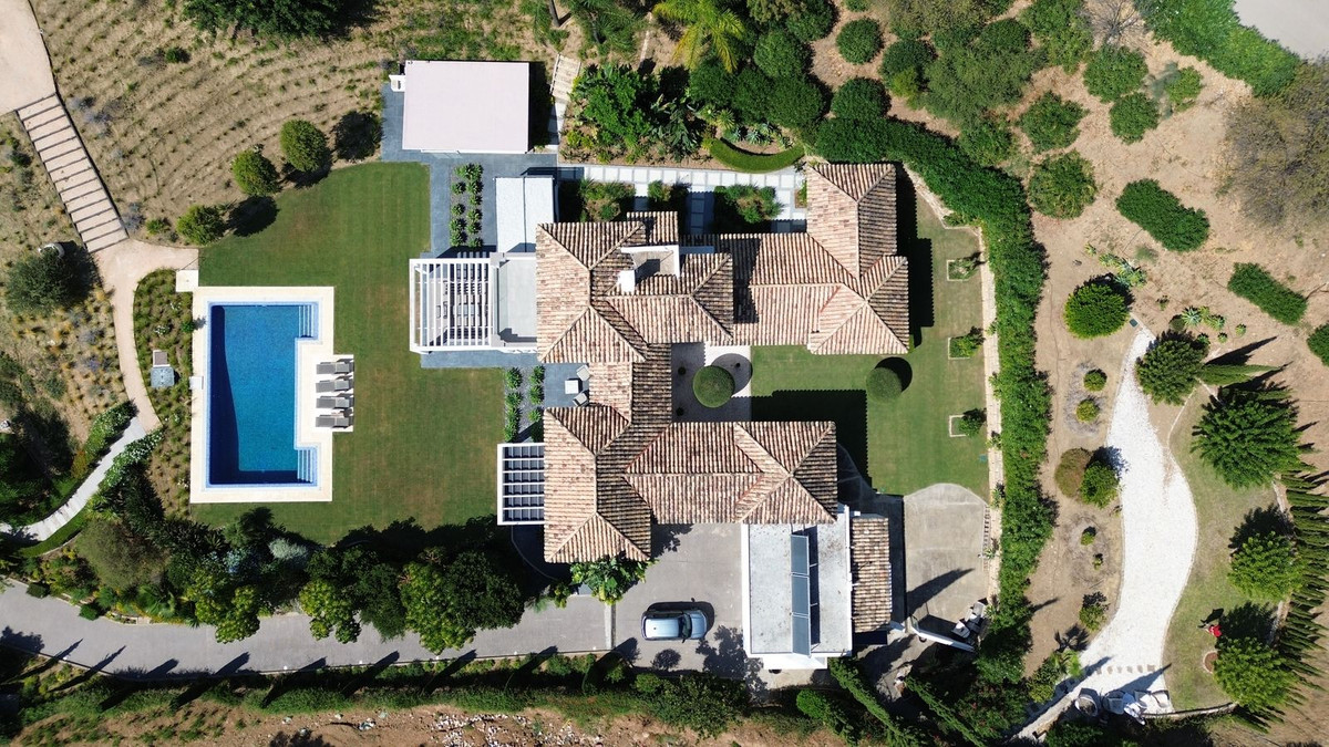 4 Bedroom Villa for Sale in Benahavís — 2