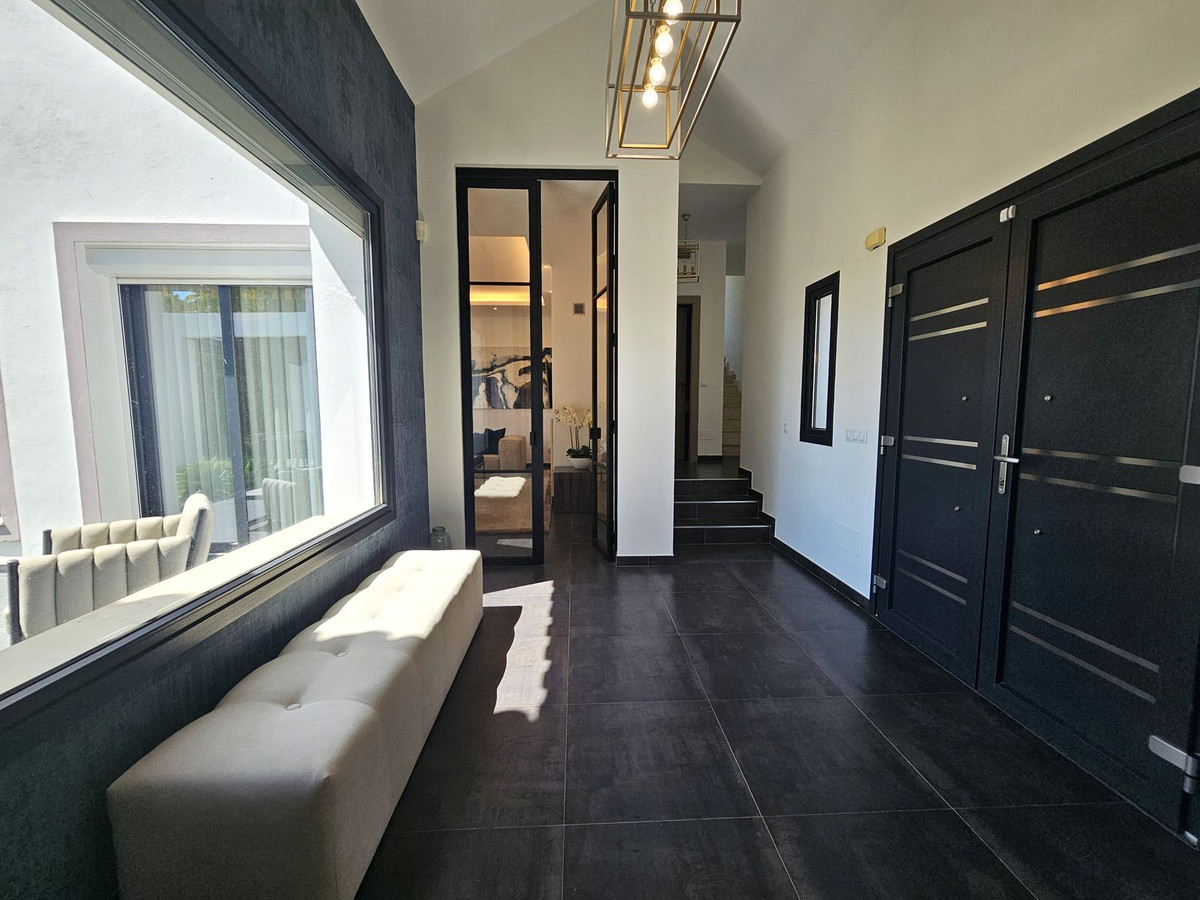4 Bedroom Villa for Sale in Benahavís — view 10
