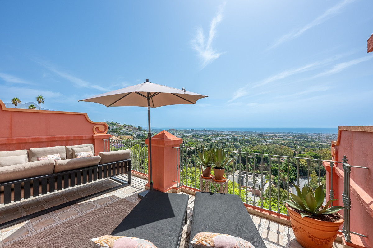 4 Bedroom Apartment for Sale in Monte Halcones — view 12