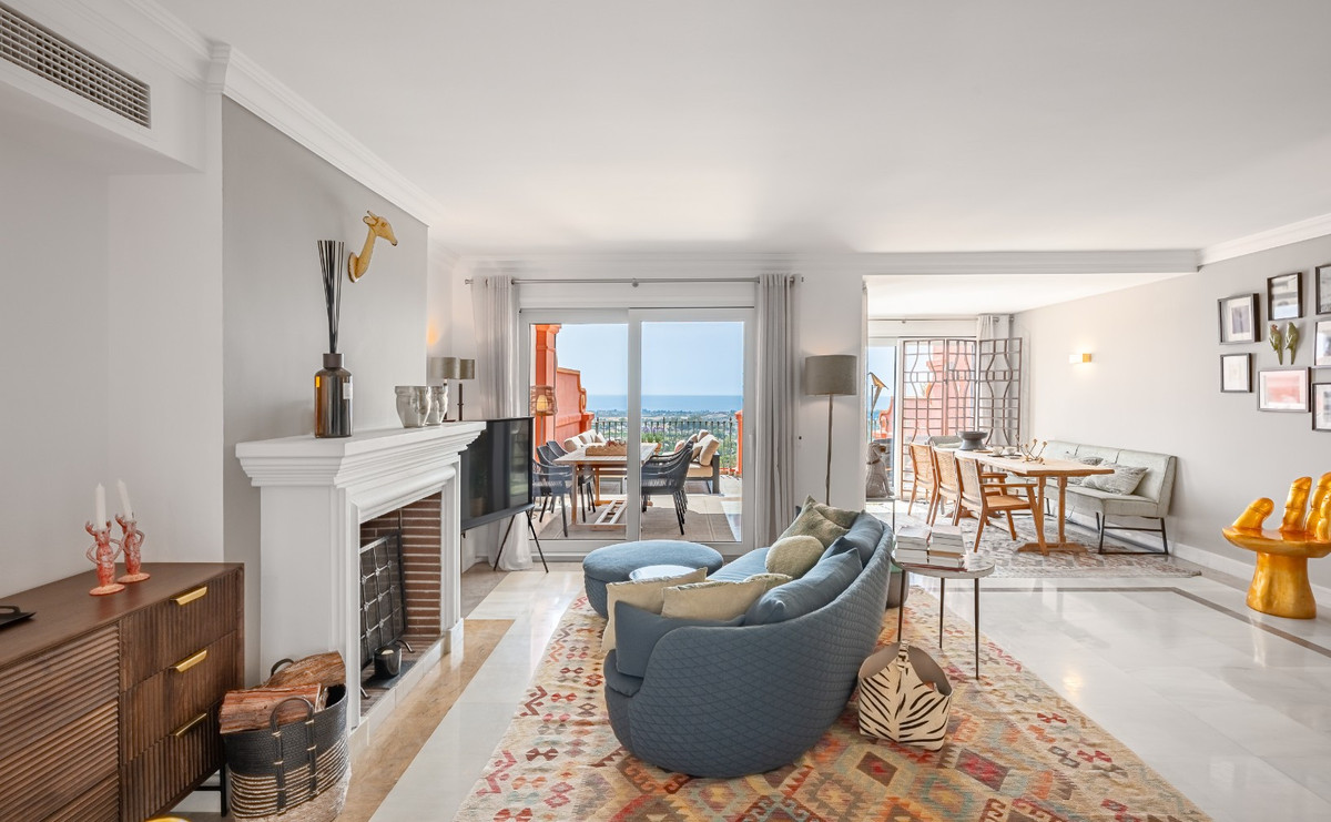 4 Bedroom Apartment for Sale in Monte Halcones — 4