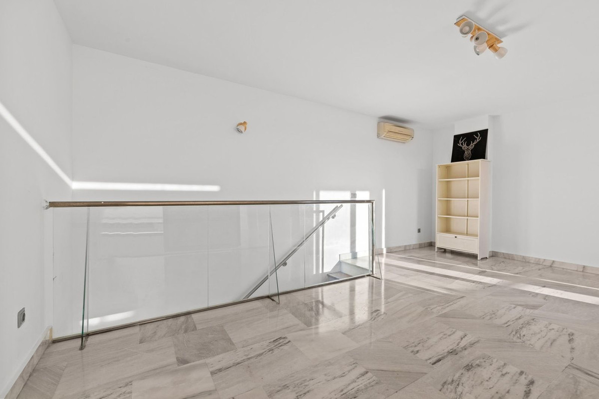 3 Bedroom Apartment for Sale in Benahavís — view 11