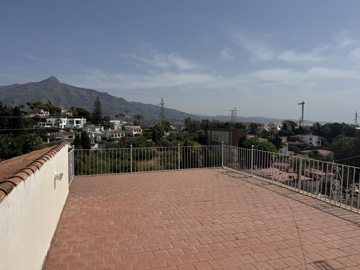 6 Bedroom Villa for Sale in Nueva Andalucía