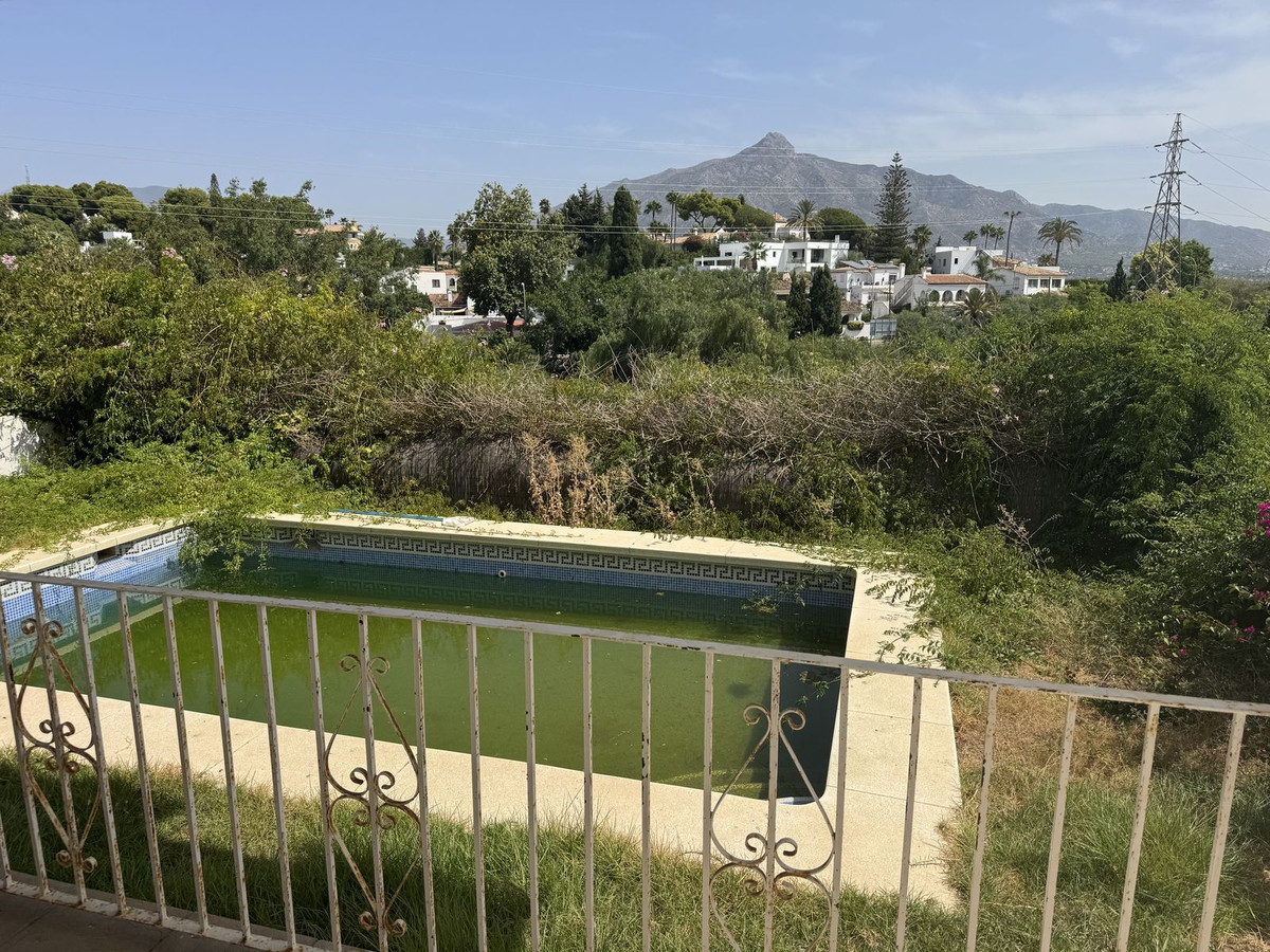 6 Bedroom Villa for Sale in Nueva Andalucía — 6