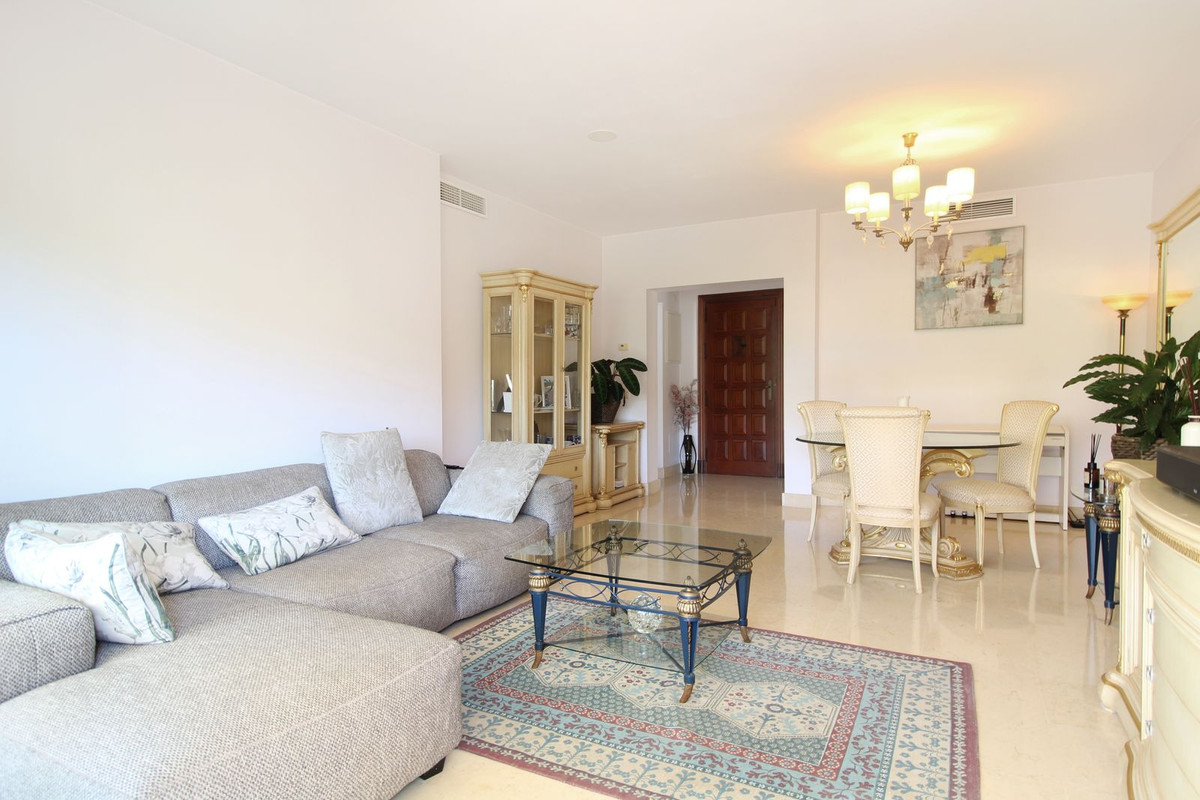 3 Bedroom Apartment for Sale in Benahavís — 8