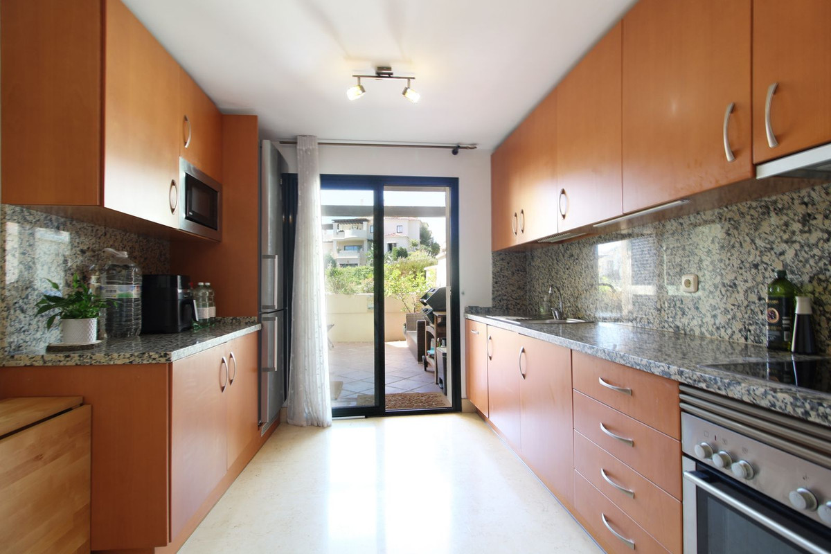 3 Bedroom Apartment for Sale in Benahavís — view 10