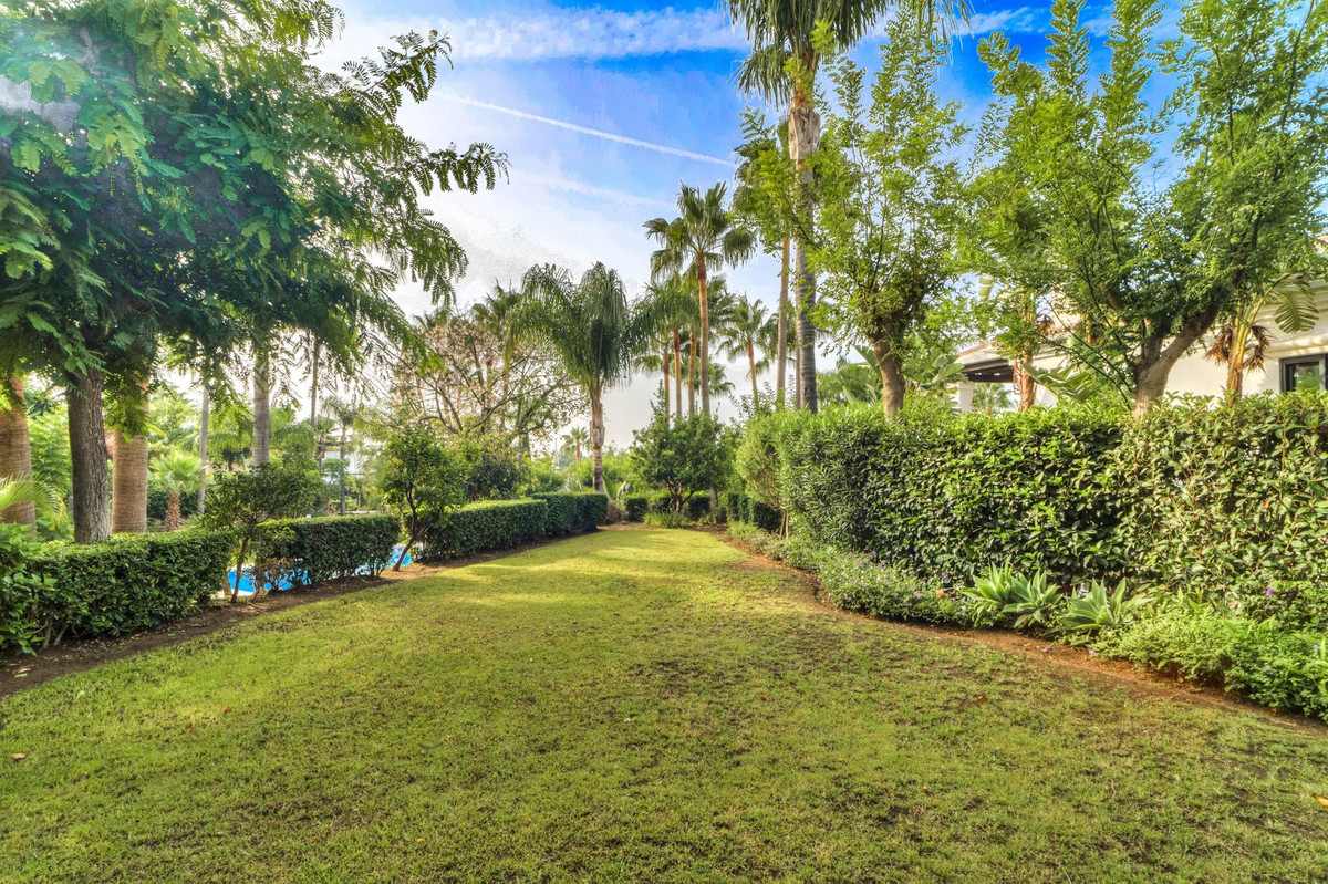 6 Bedroom Villa for Sale in The Golden Mile — 2