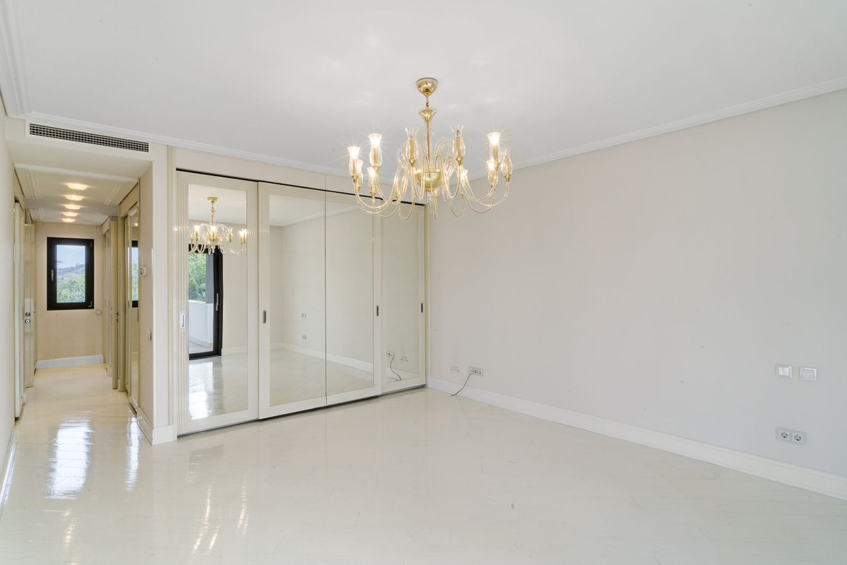 6 Bedroom Villa for Sale in The Golden Mile — 6