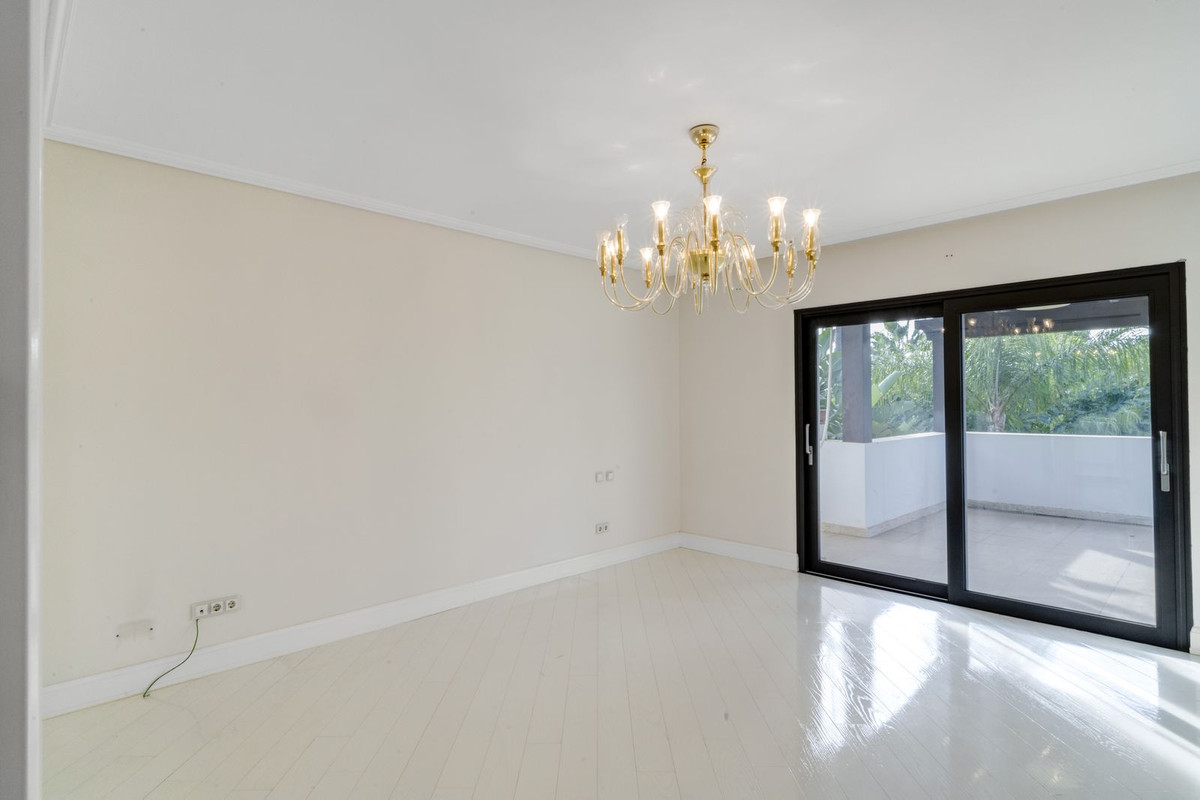 6 Bedroom Villa for Sale in The Golden Mile — 7