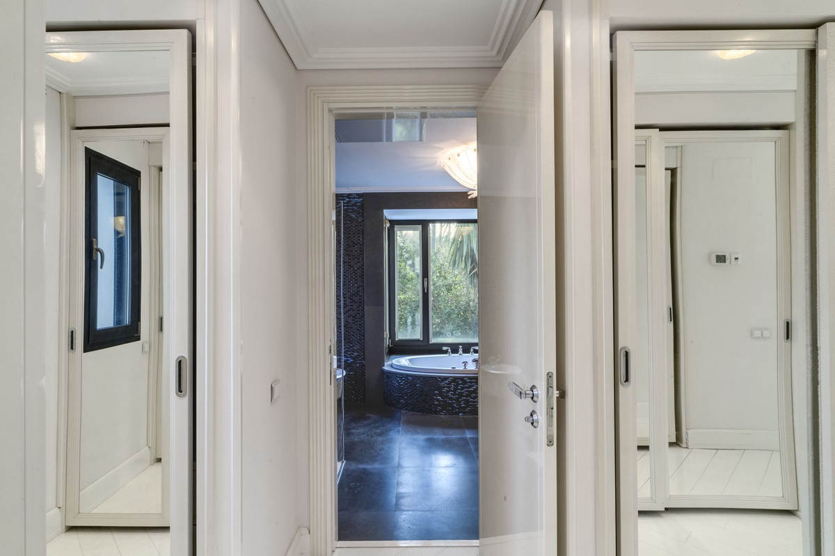 6 Bedroom Villa for Sale in The Golden Mile — 8