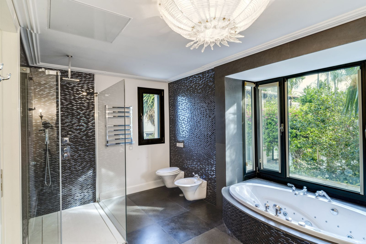 6 Bedroom Villa for Sale in The Golden Mile — 9
