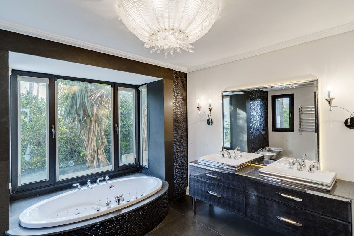 6 Bedroom Villa for Sale in The Golden Mile — view 10
