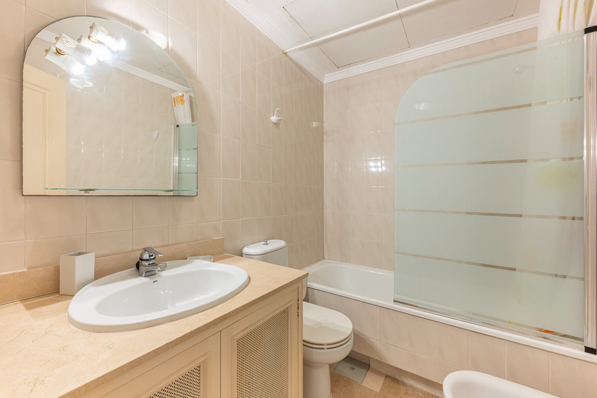 2 Bedroom Apartment for Sale in Nueva Andalucía — view 16