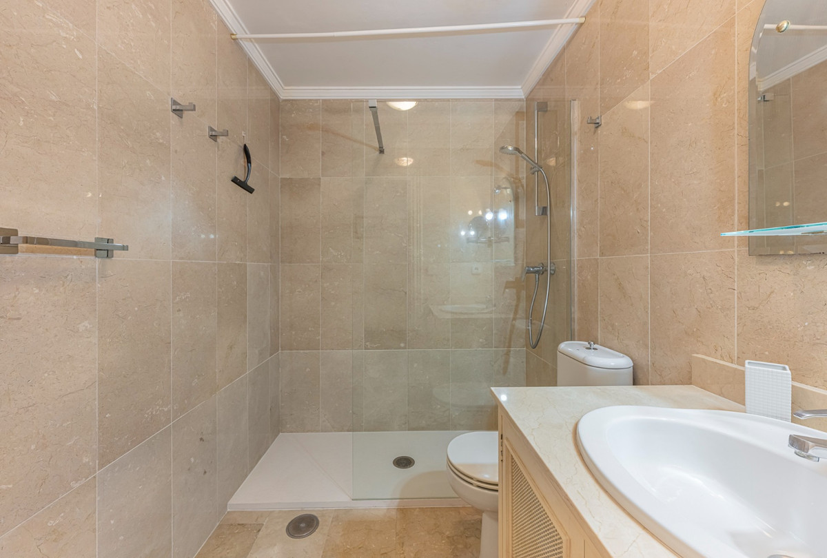 2 Bedroom Apartment for Sale in Nueva Andalucía — view 17