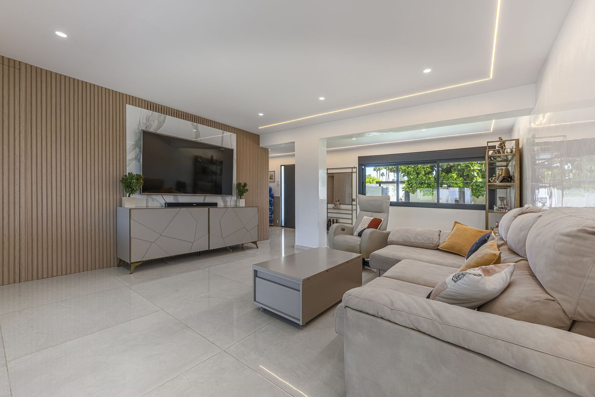 3 Bedroom Villa for Sale in New Golden Mile — view 11