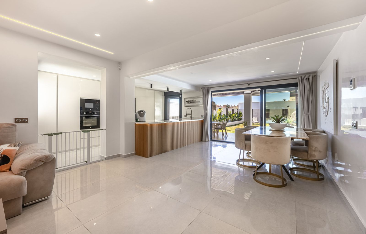 3 Bedroom Villa for Sale in New Golden Mile — view 12