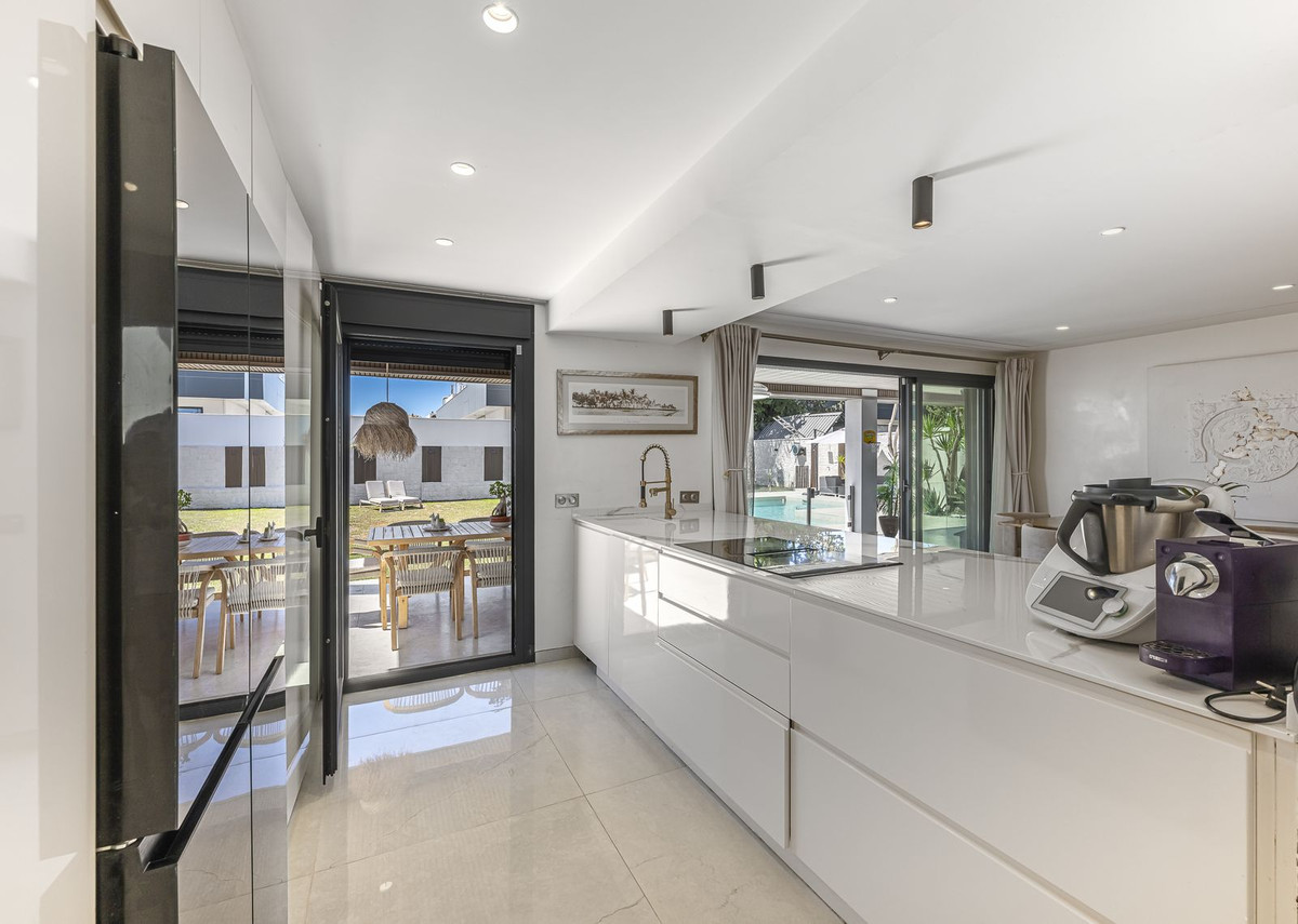 3 Bedroom Villa for Sale in New Golden Mile — view 15