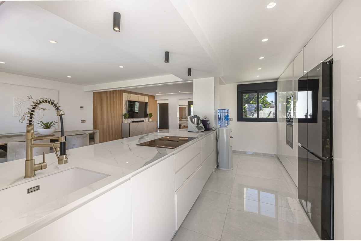 3 Bedroom Villa for Sale in New Golden Mile — view 16