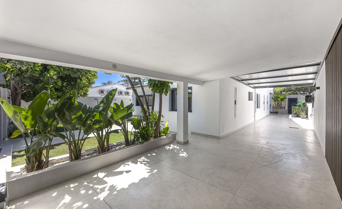 3 Bedroom Villa for Sale in New Golden Mile — view 17