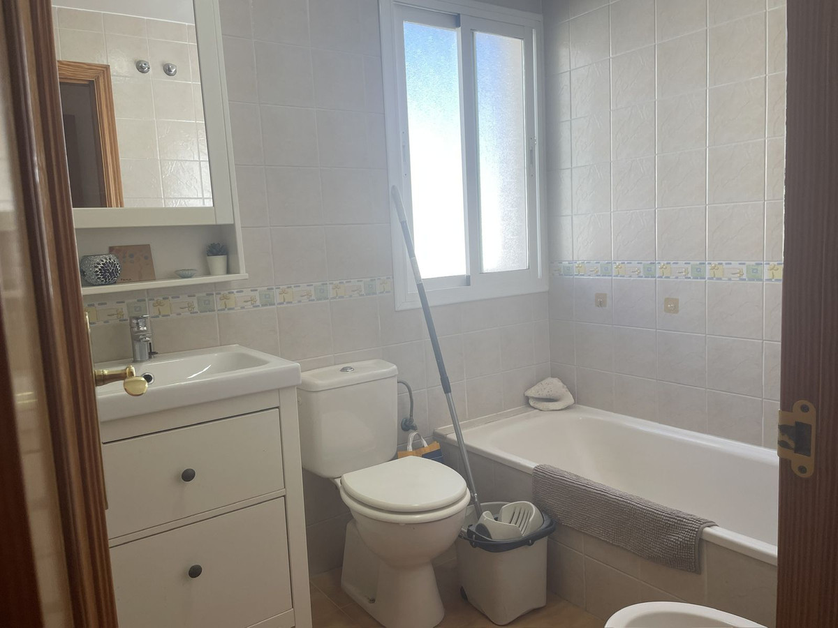 3 Bedroom Apartment for Sale in Estepona — view 10