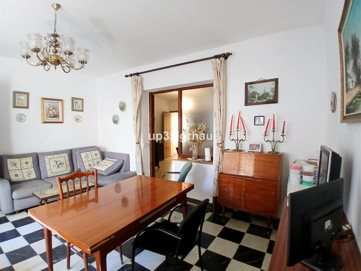 5 Bedroom Villa for Sale in Estepona — 9
