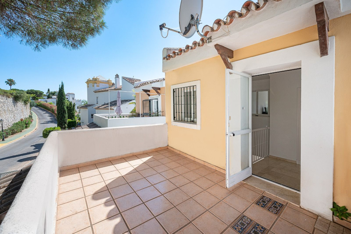 4 Bedroom Villa for Sale in Benahavís — 2