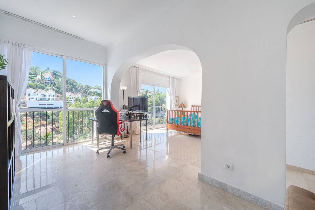 4 Bedroom Villa for Sale in Benahavís — 3