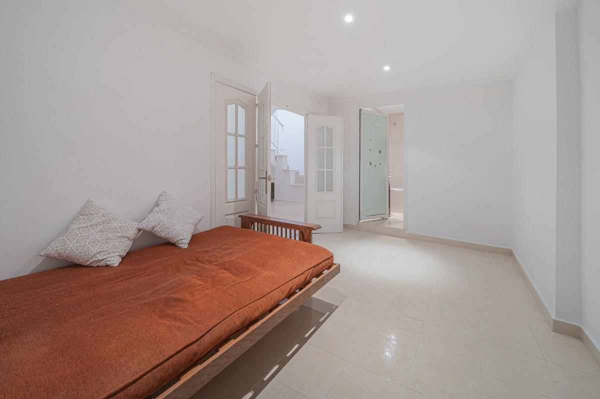 4 Bedroom Villa for Sale in Benahavís — 8