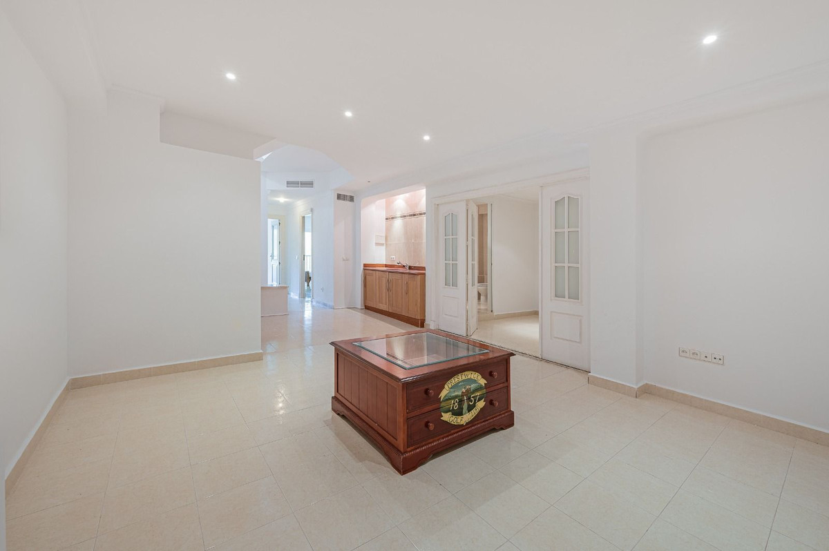 4 Bedroom Villa for Sale in Benahavís — 9