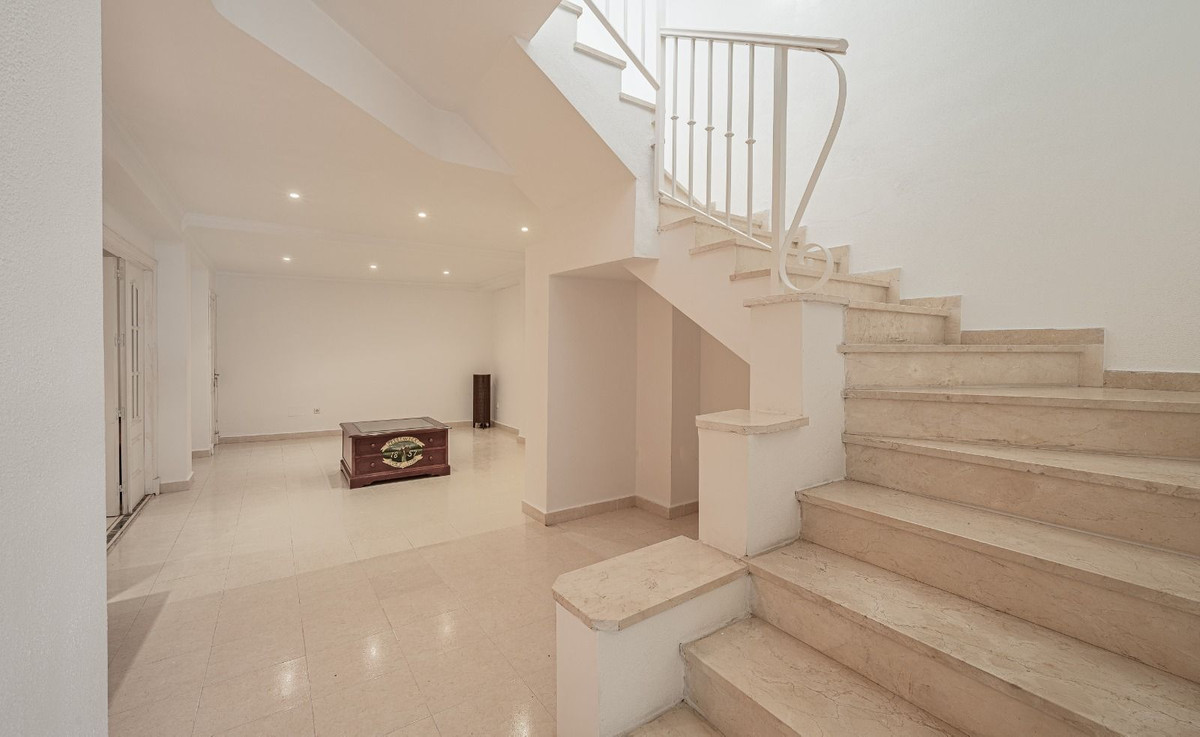 4 Bedroom Villa for Sale in Benahavís — view 10