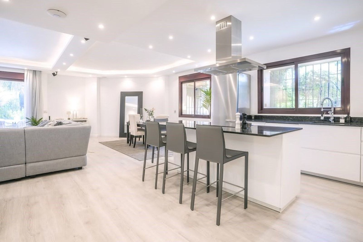 4 Bedroom Villa for Sale in The Golden Mile — 3