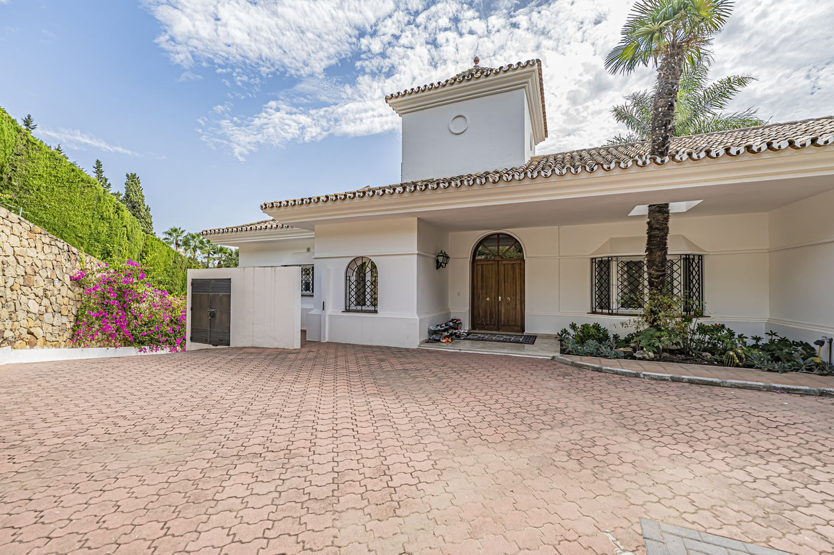 4 Bedroom Villa for Sale in El Paraiso — 2
