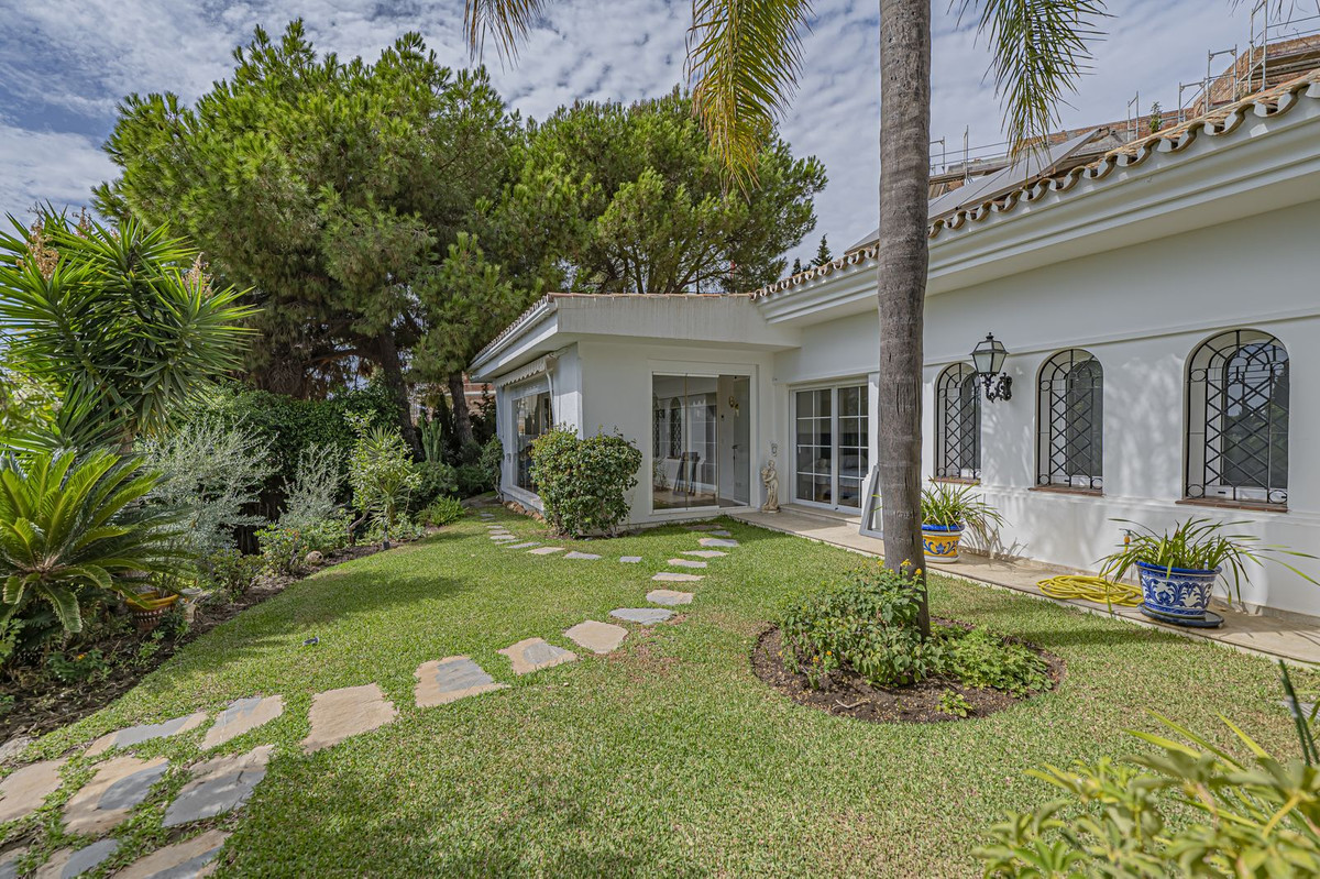 4 Bedroom Villa for Sale in El Paraiso — 3
