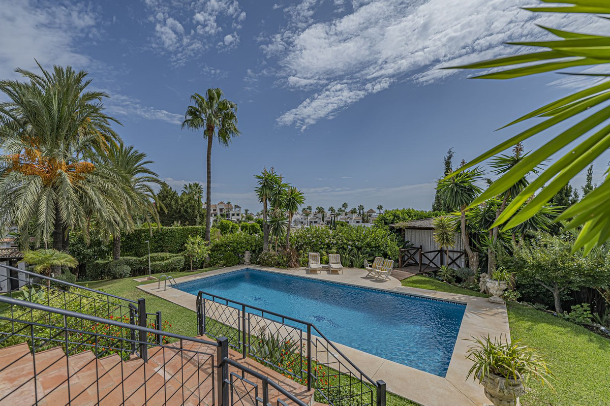 4 Bedroom Villa for Sale in El Paraiso — 4