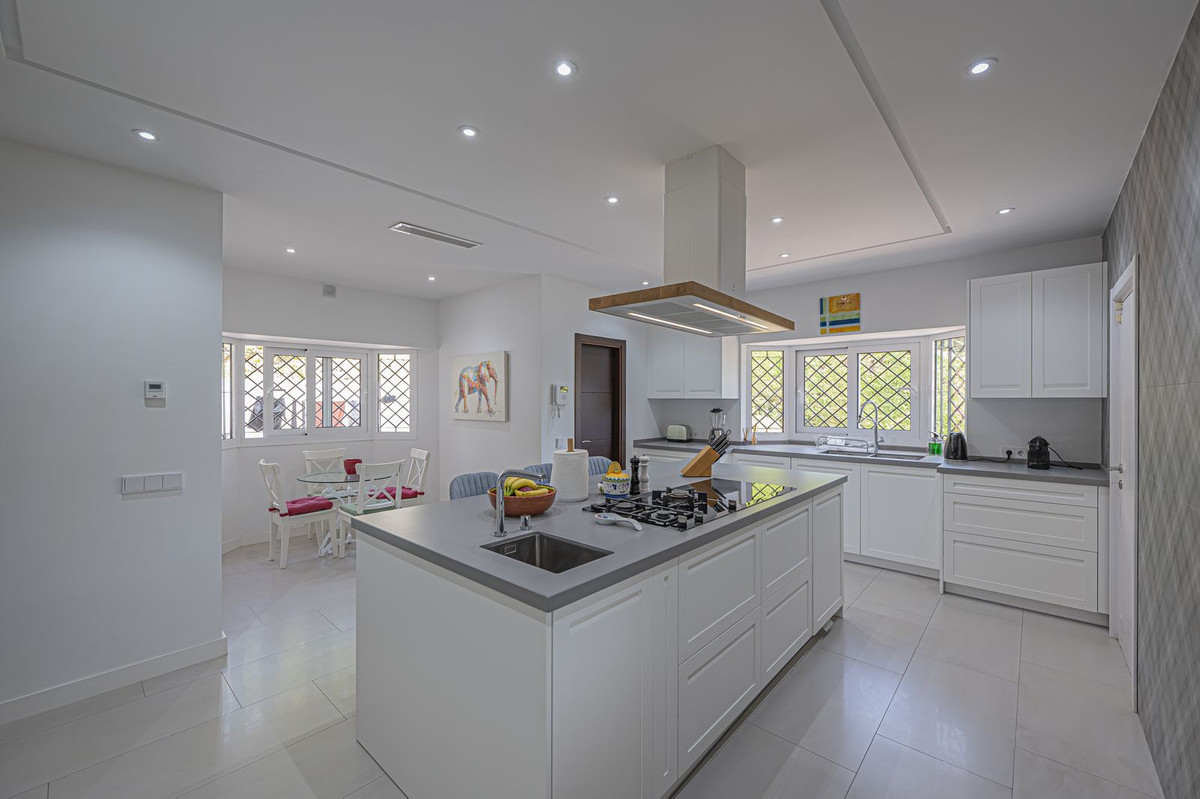 4 Bedroom Villa for Sale in El Paraiso — view 10