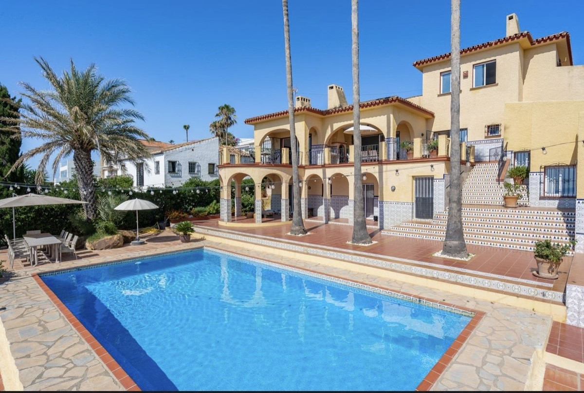 7 Bedroom Villa for Sale in Estepona