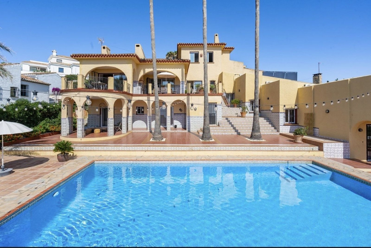 7 Bedroom Villa for Sale in Estepona — 2