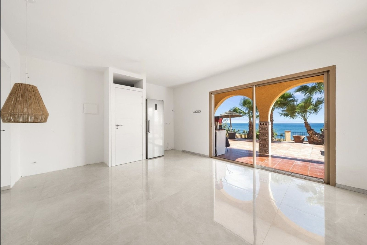 7 Bedroom Villa for Sale in Estepona — view 12