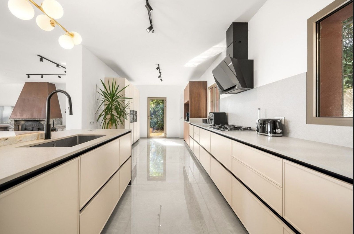 7 Bedroom Villa for Sale in Estepona — view 15