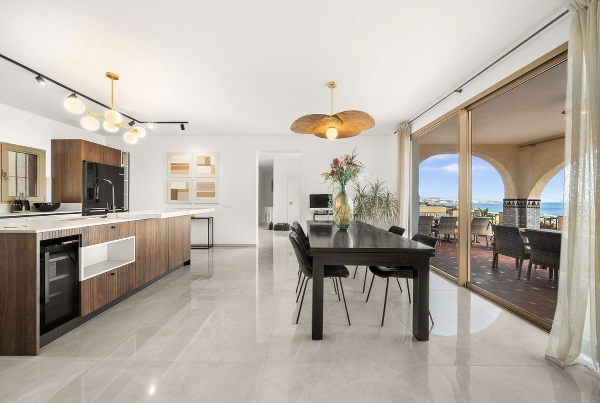 7 Bedroom Villa for Sale in Estepona — view 16