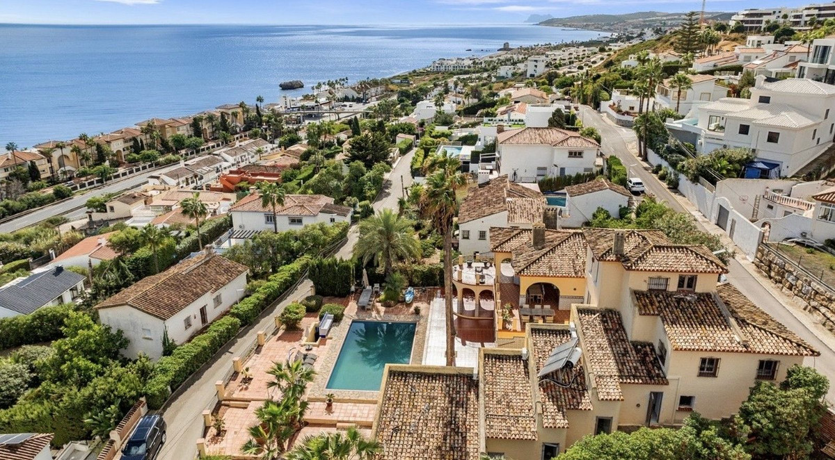 7 Bedroom Villa for Sale in Estepona — 7