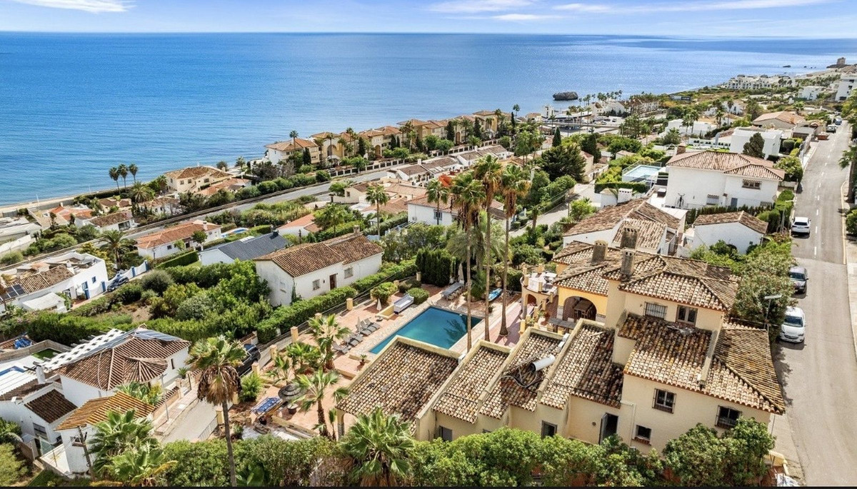 7 Bedroom Villa for Sale in Estepona — 8