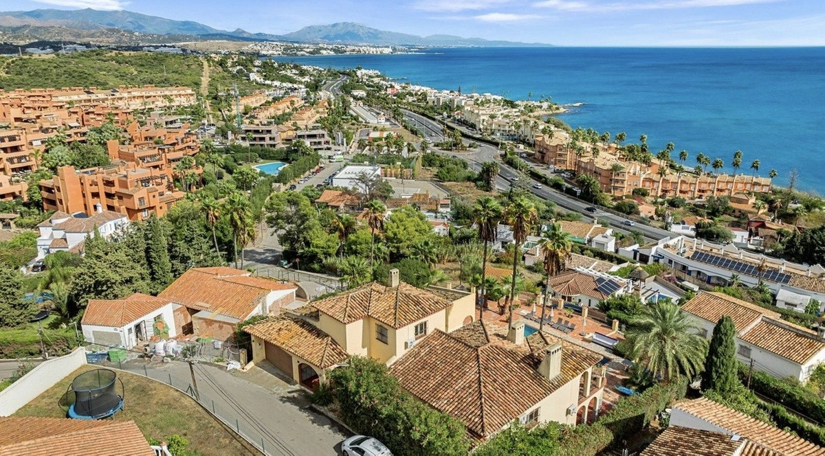 7 Bedroom Villa for Sale in Estepona — 9